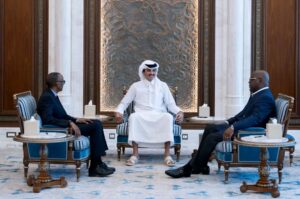 Le président rwandais, Paul Kagame (à gauche), l'émir du Qatar, Tamim ben Hamad al-Thani (au centre), et le président congolais, Félix Tshisekedi (à droite), se sont rencontrés à Doha le 18 mars 2025.