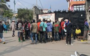 Ex-combattants au Bureau du PDDRCS à Goma réclamant leurs armes pour combattre les rebelles, le 24 février 2023.