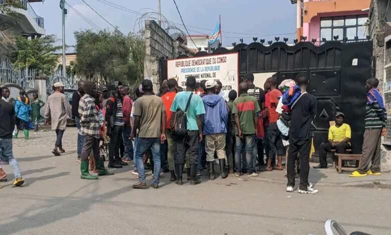 Ex-combattants au Bureau du PDDRCS à Goma réclamant leurs armes pour combattre les rebelles, le 24 février 2023.