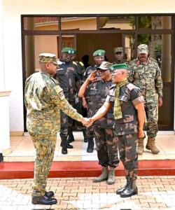 une délégation de haut rang des Forces armées de la République démocratique du Congo (FARDC) à Kampala avec le général Muhoozi Kainerugaba, chef d’état-major de l’armée ougandaise (UPDF) et fils du président Yoweri Museveni (le 29 avril 2025)