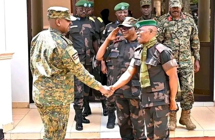 une délégation de haut rang des Forces armées de la République démocratique du Congo (FARDC) à Kampala avec le général Muhoozi Kainerugaba, chef d’état-major de l’armée ougandaise (UPDF) et fils du président Yoweri Museveni (le 29 avril 2025)