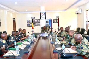une délégation de haut rang des Forces armées de la République démocratique du Congo (FARDC) à Kampala avec le général Muhoozi Kainerugaba, chef d’état-major de l’armée ougandaise (UPDF) et fils du président Yoweri Museveni (le 29 avril 2025)