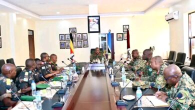 une délégation de haut rang des Forces armées de la République démocratique du Congo (FARDC) à Kampala avec le général Muhoozi Kainerugaba, chef d’état-major de l’armée ougandaise (UPDF) et fils du président Yoweri Museveni (le 29 avril 2025)