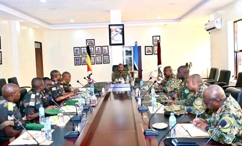 une délégation de haut rang des Forces armées de la République démocratique du Congo (FARDC) à Kampala avec le général Muhoozi Kainerugaba, chef d’état-major de l’armée ougandaise (UPDF) et fils du président Yoweri Museveni (le 29 avril 2025)